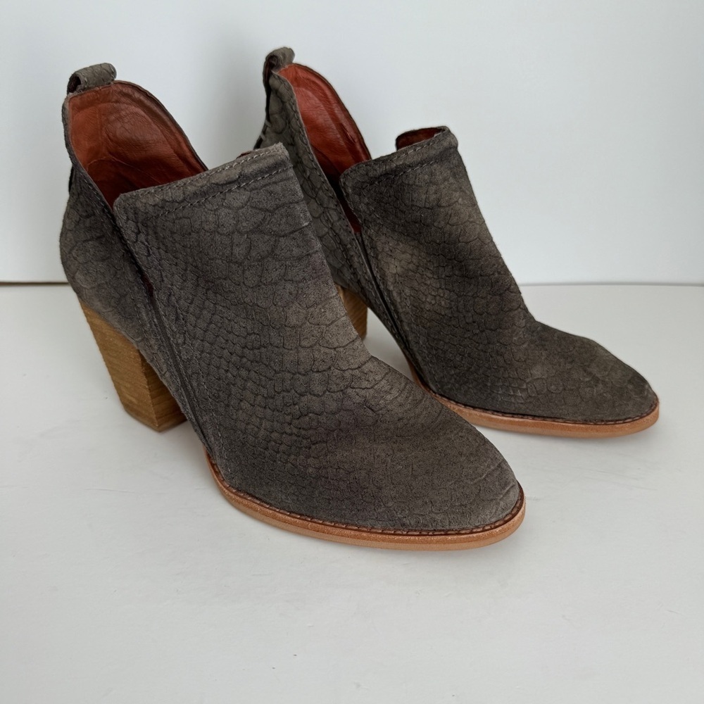 Jeffrey‎ Campbell womens gray suede croc embossed Rosalee booties size 7.5